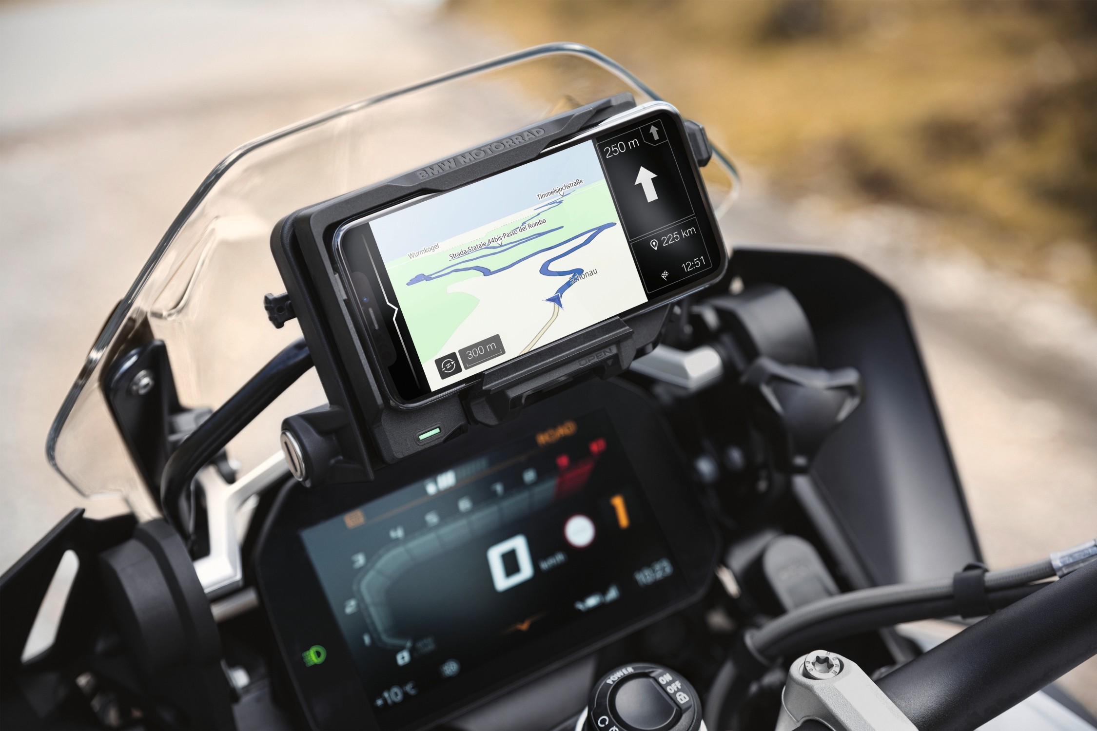 BMW Motorrad präsentiert das ConnectedRide Cradle - Fahrzeughaus